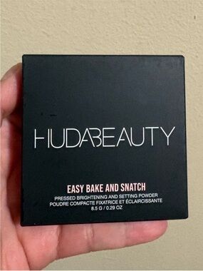 Huda Beauty Easy Bake and Snatch Pressed Brightening & Setting Powder POUND CAKE